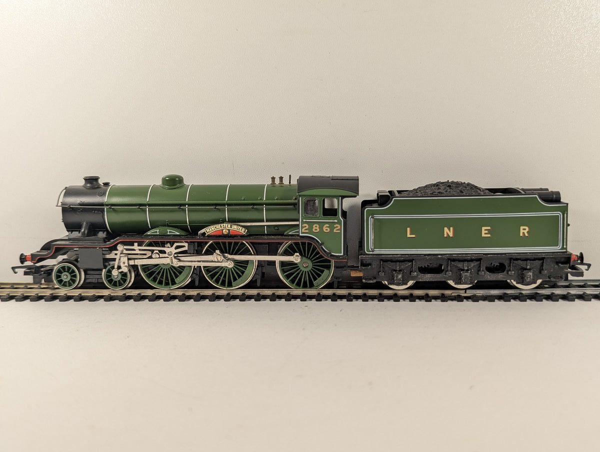 Hornby OO Gauge Class B17/4 4-6-0 'Manchester United' Steam Locomotive 2862