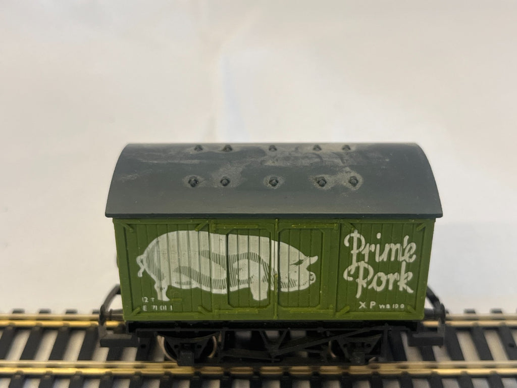 Hornby R216 OO Gauge Prime Pork Closed Wagon