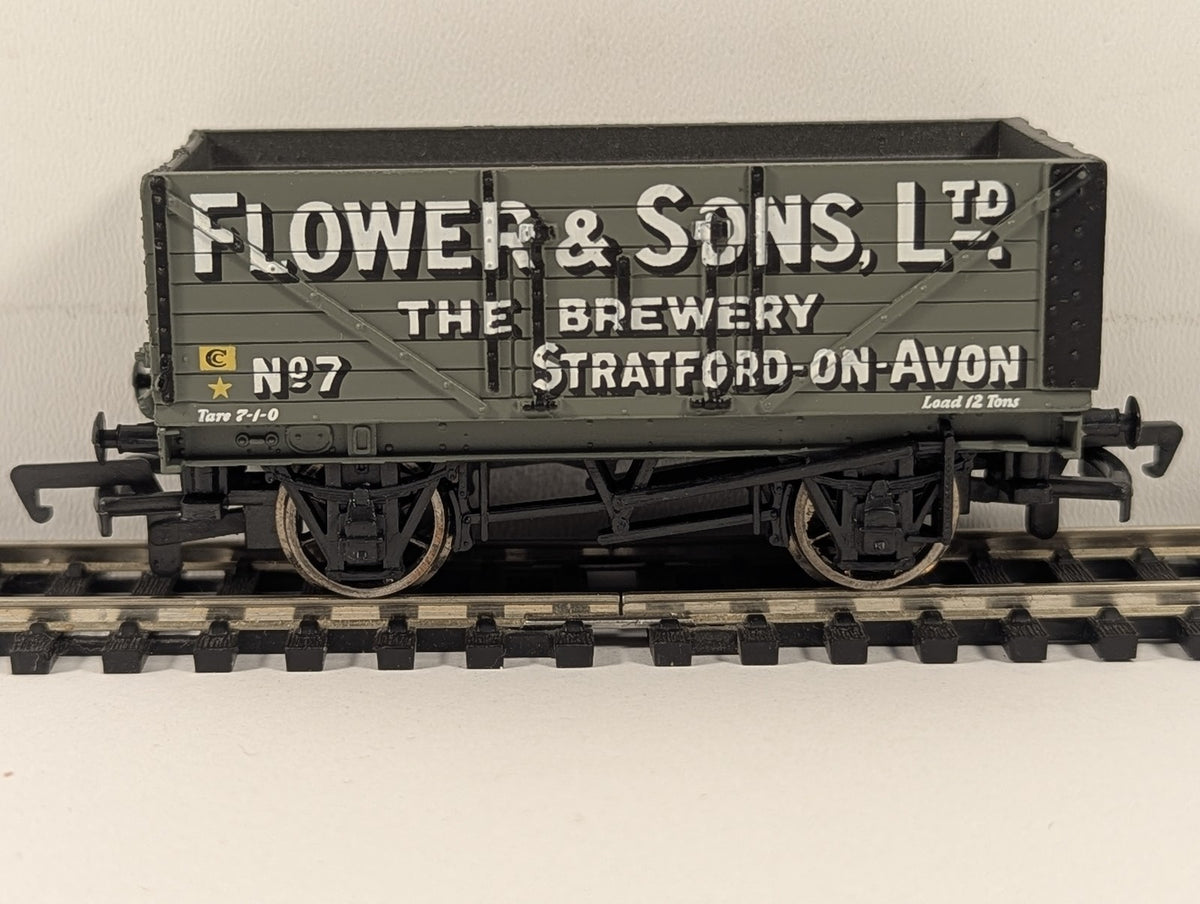 Bachmann OO Gauge 7 Plank Wagon 'Flower & Sons' Goods Wagon 33-104A
