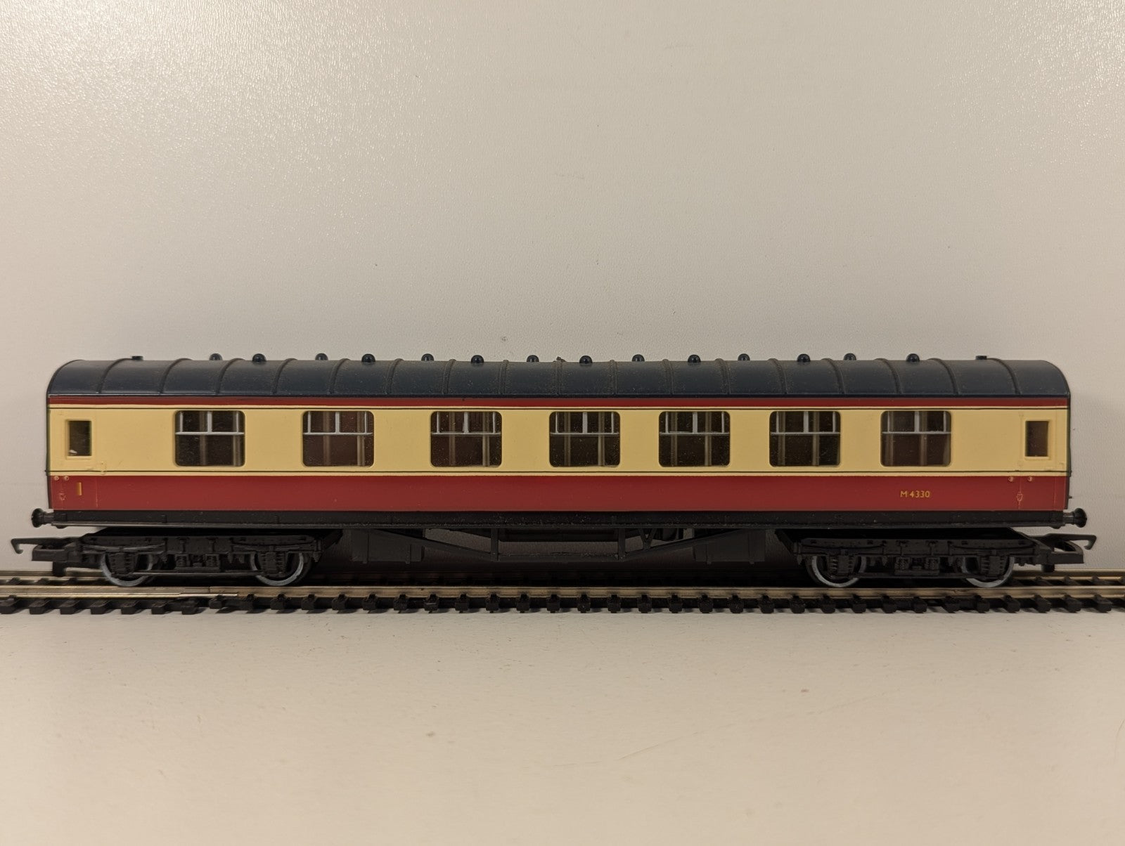 Hornby R423 LMS Composite Coach