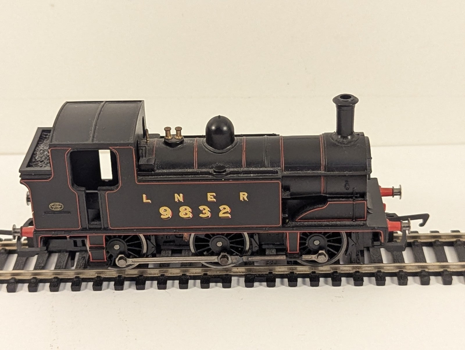 Hornby R2325 LNER Class J83 0-6-0T No.9832 OO Gauge - Boxed - Needs Attention
