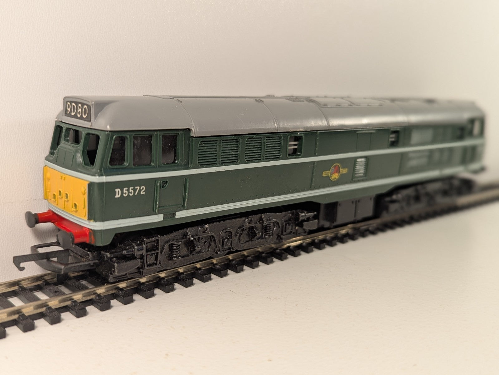 Tri-ang R357 OO Gauge Class 31 Diesel D5572 BR Green