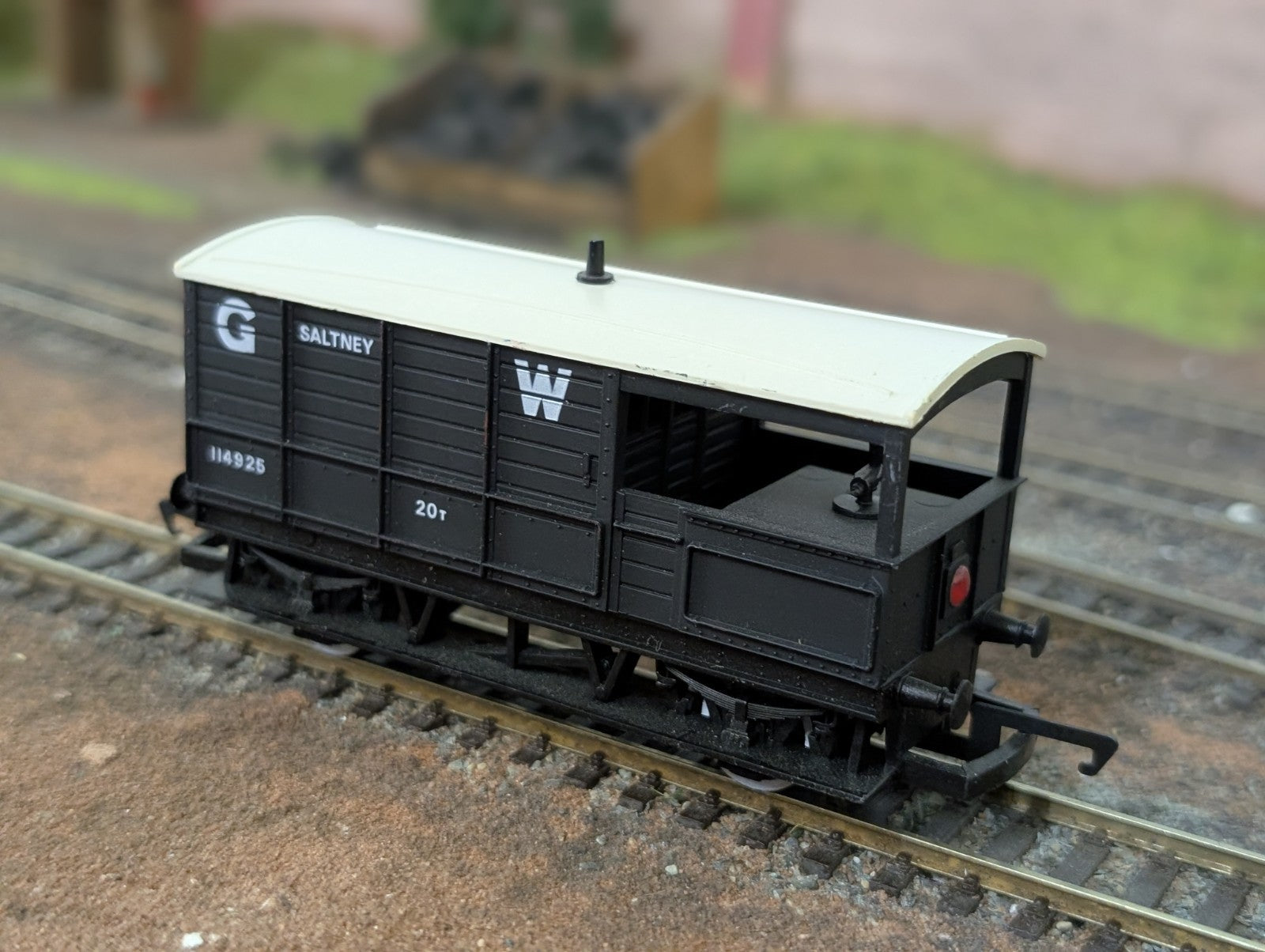 Hornby R714 GWR 20 Ton Brake Van Wagon 114925 Saltney in GW Dark Grey