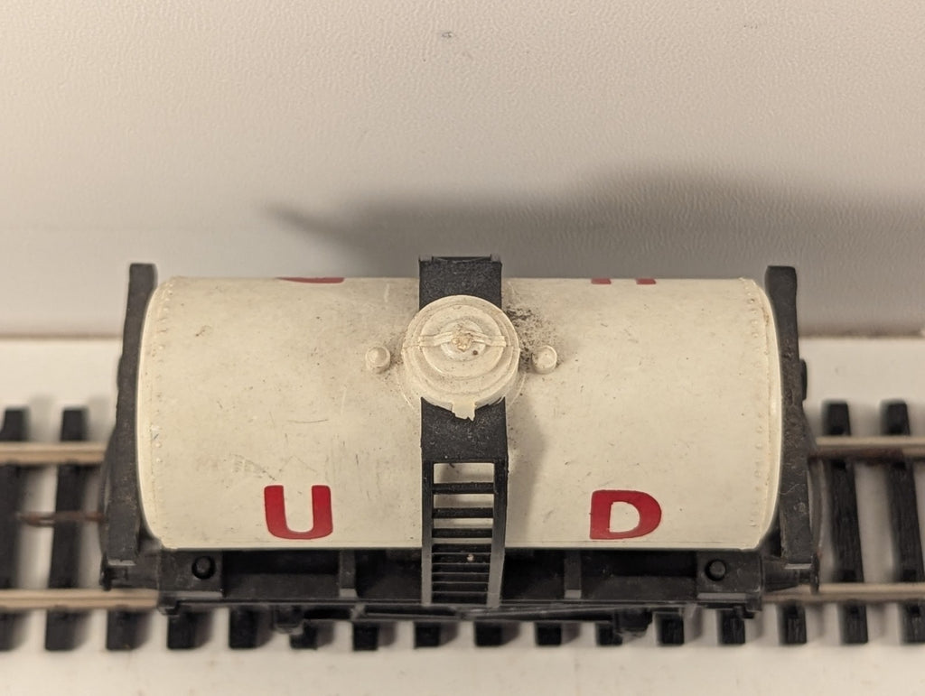 Hornby OO Gauge R080 United Dairies UD Milk Tank Wagon