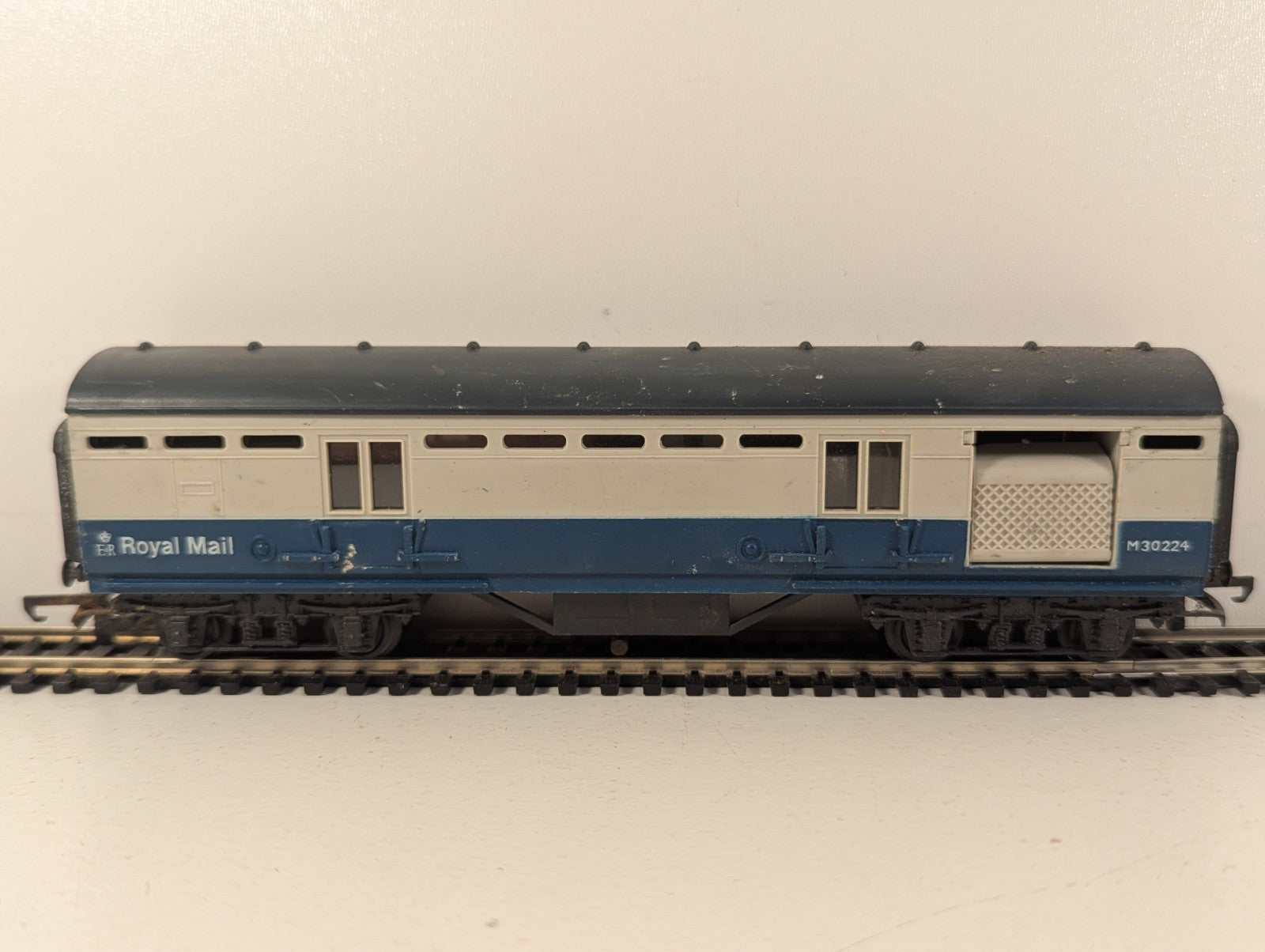 Tri-ang Hornby R402 OO Gauge Royal Mail Coach