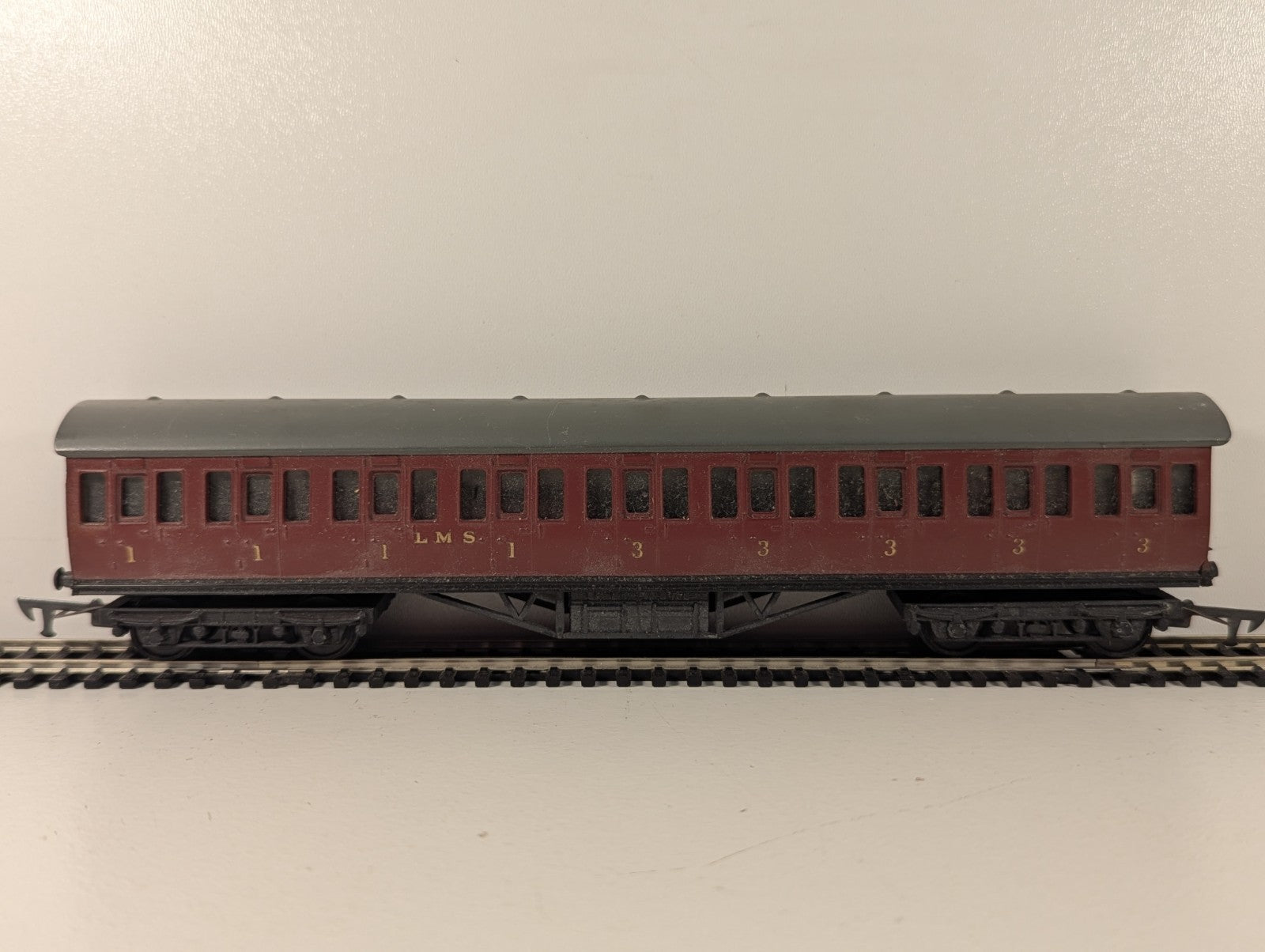 Graham Farish OO Gauge LMS Maroon Suburban Composite Coach