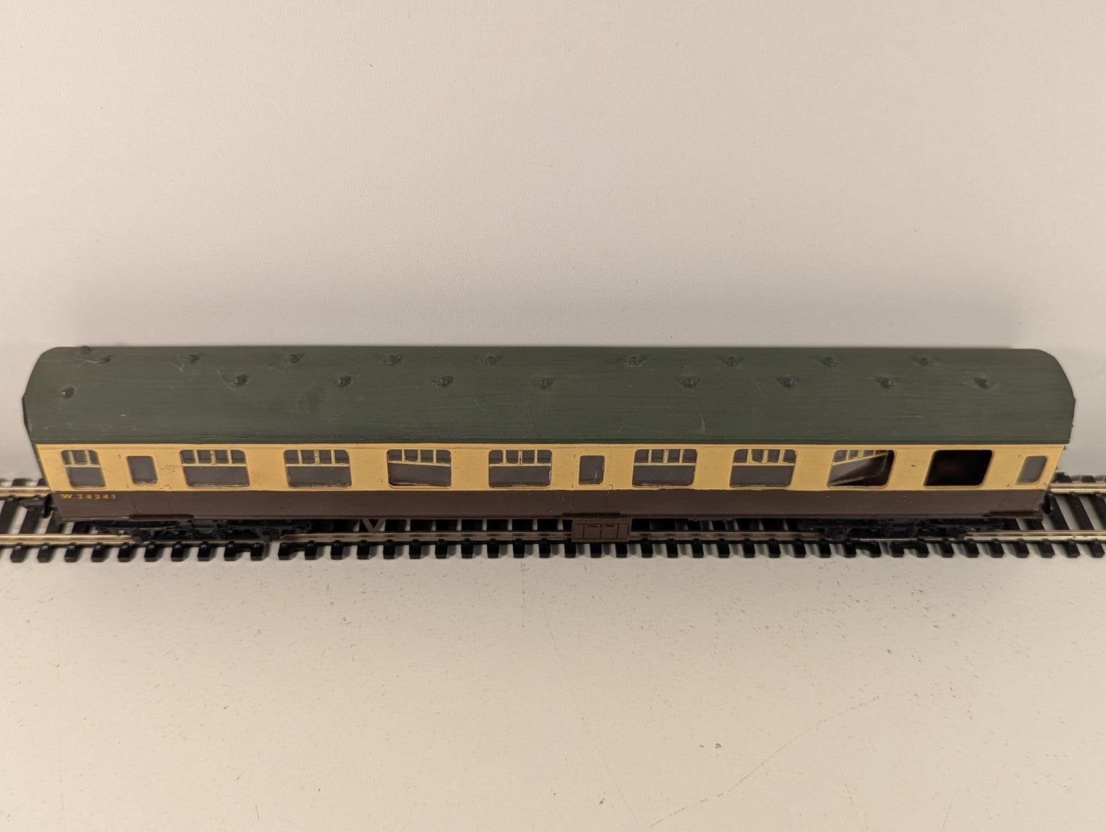 Kitmaster OO Gauge BR Mk1 Coach Chocolate & Cream