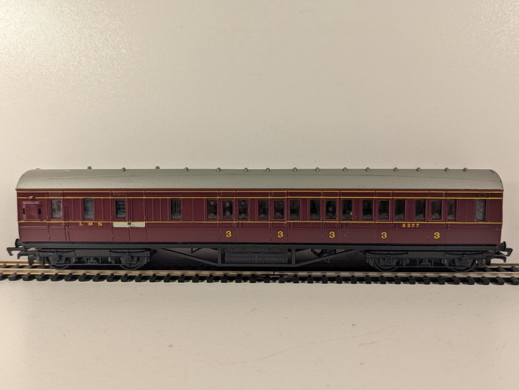 Mainline 37110 OO Gauge LMS 57ft Brake Third Coach No. 5327 Maroon