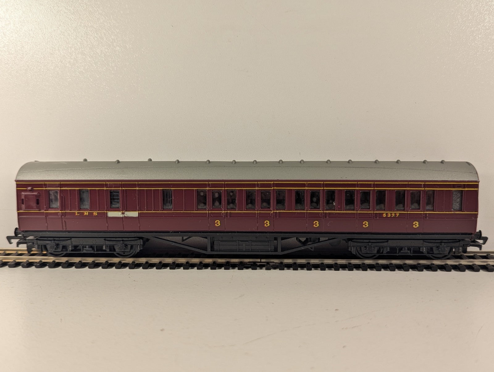 Mainline 37110 OO Gauge LMS 57ft Brake Third Coach No. 5327 Maroon