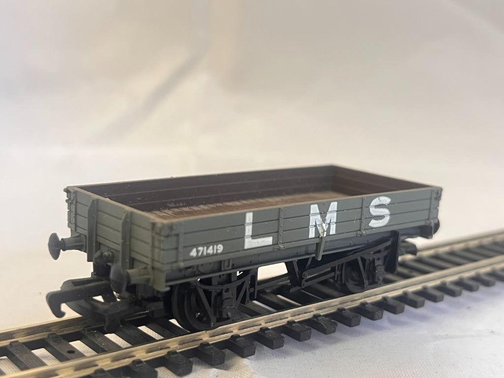 Mainline 37-149 OO Gauge 3 Plank Wagon LMS Grey