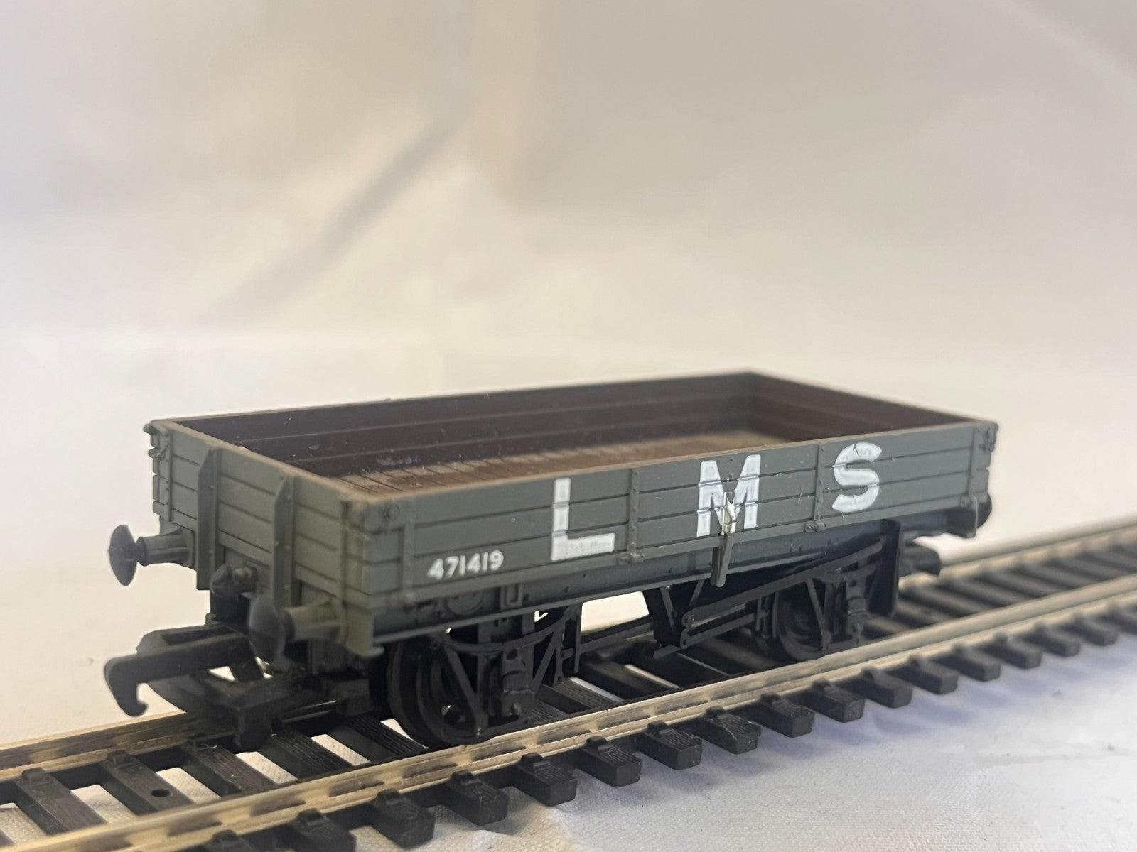 Mainline 37-149 OO Gauge 3 Plank Wagon LMS Grey