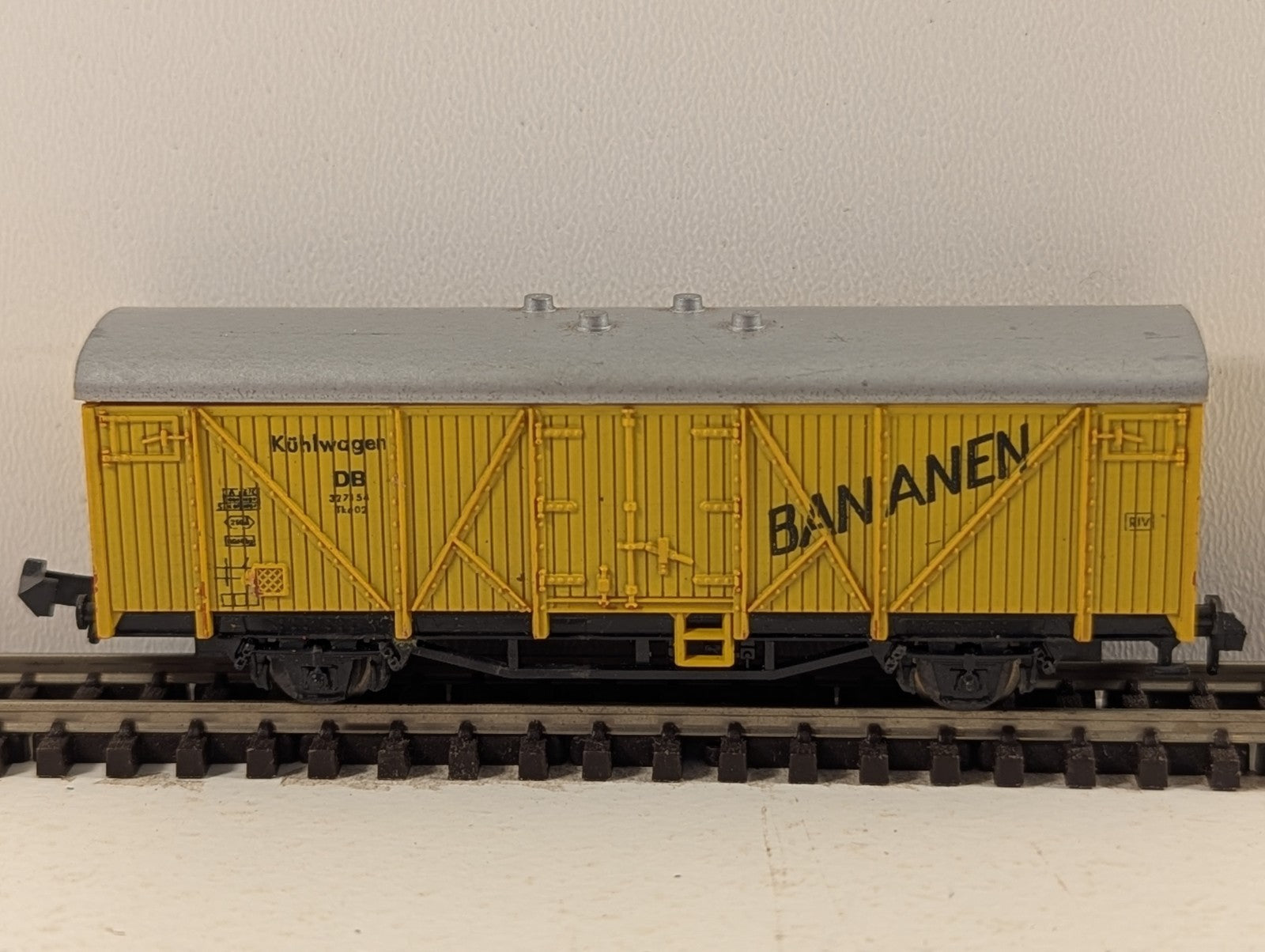 Minitrix 3166 N Gauge DB Banana Van - Broken coupler