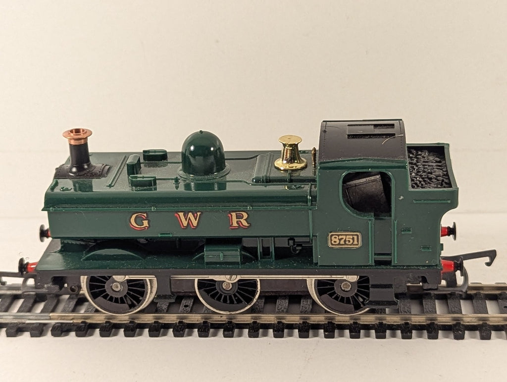 Hornby OO Gauge GWR 57xx Class Pannier Tank Locomotive 8751 GWR Green R.041