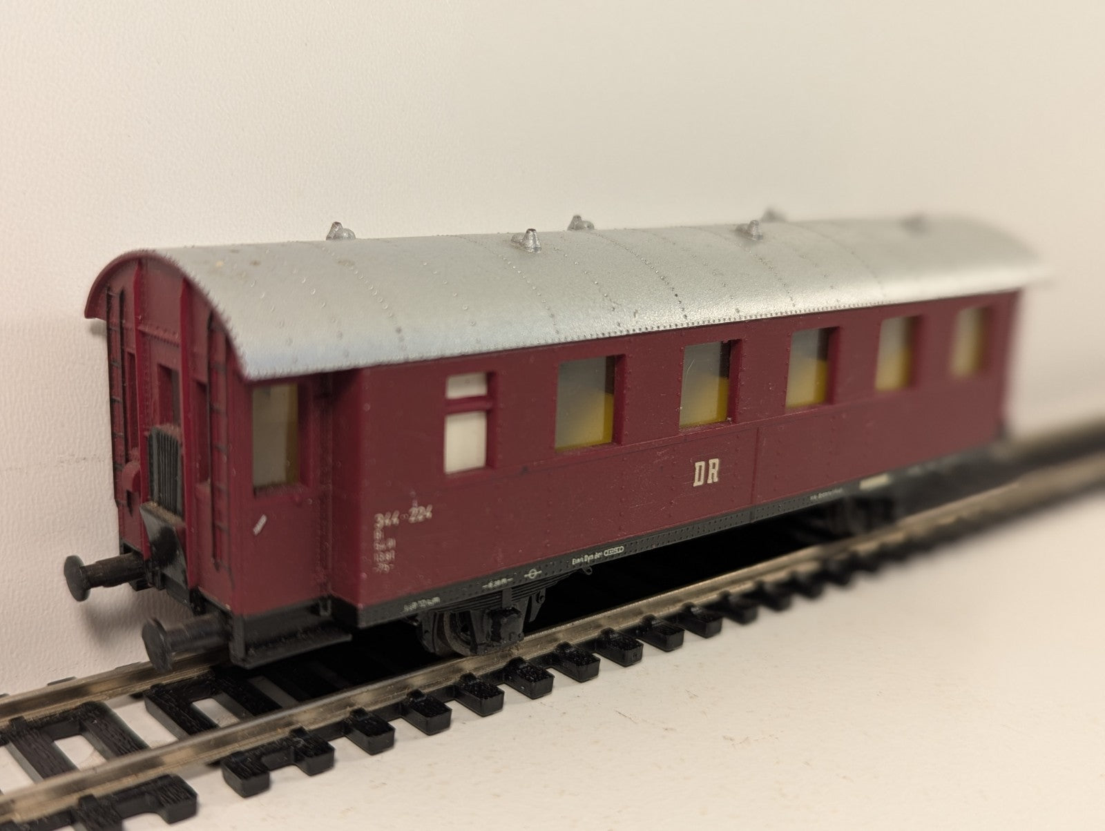Piko HO Gauge Deutsche Reichsbahn Maroon Passenger Car Missing Couplings