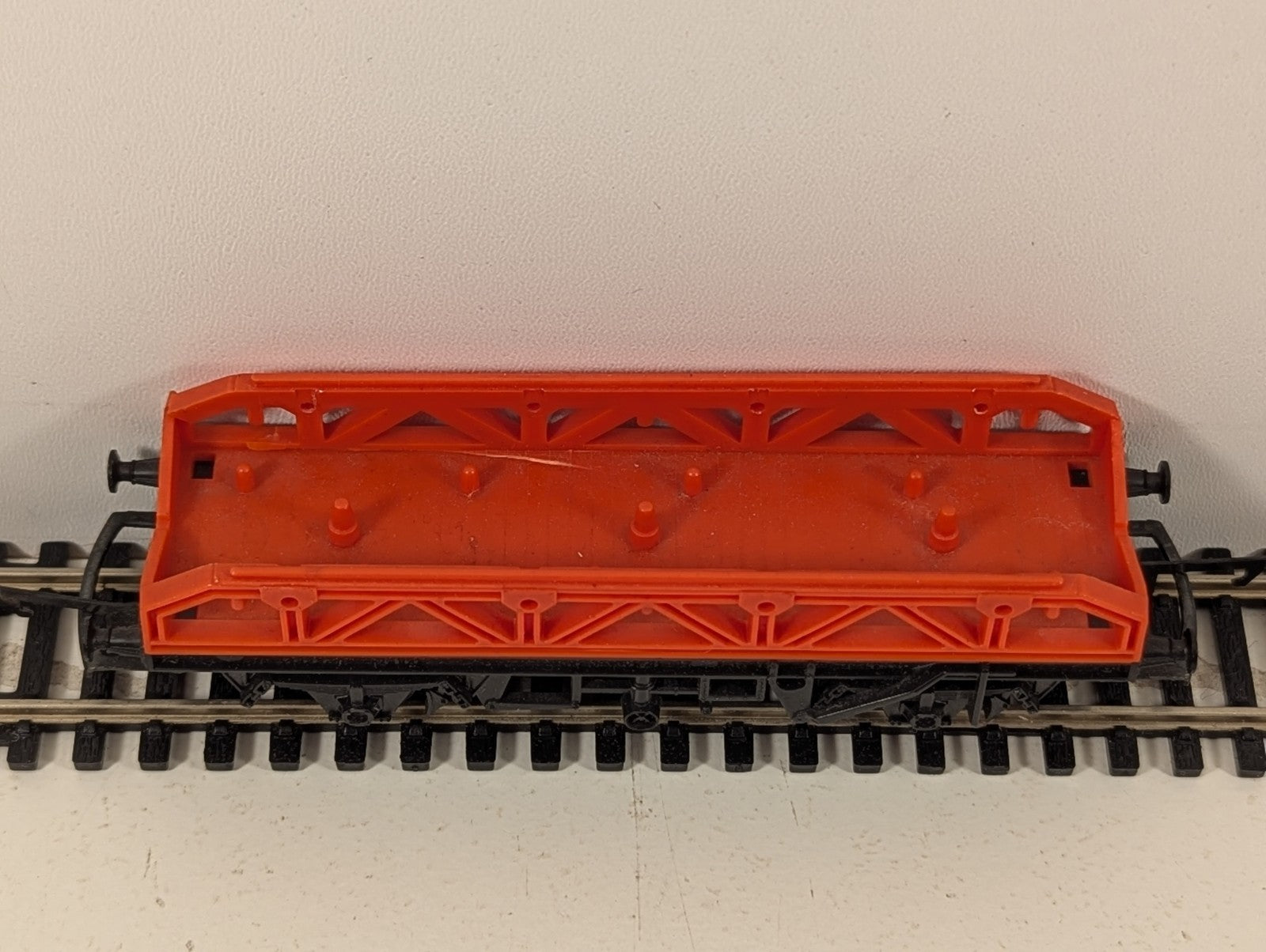 Hornby R224 OO Gauge Flat Wagon Missing Wheel Load