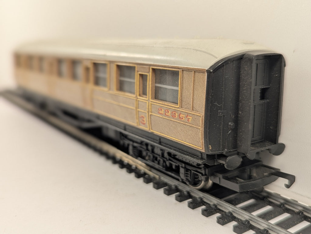 Hornby OO Gauge Gresley LNER Composite Coach Passenger Coach 22357 LNER Teak
