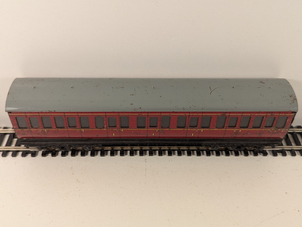 Hornby Dublo OO Gauge Tinplate Suburban Coach 1st Class Compartments