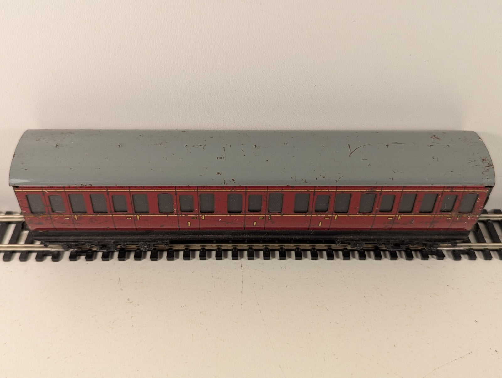 Hornby Dublo OO Gauge Tinplate Suburban Coach 1st Class Compartments
