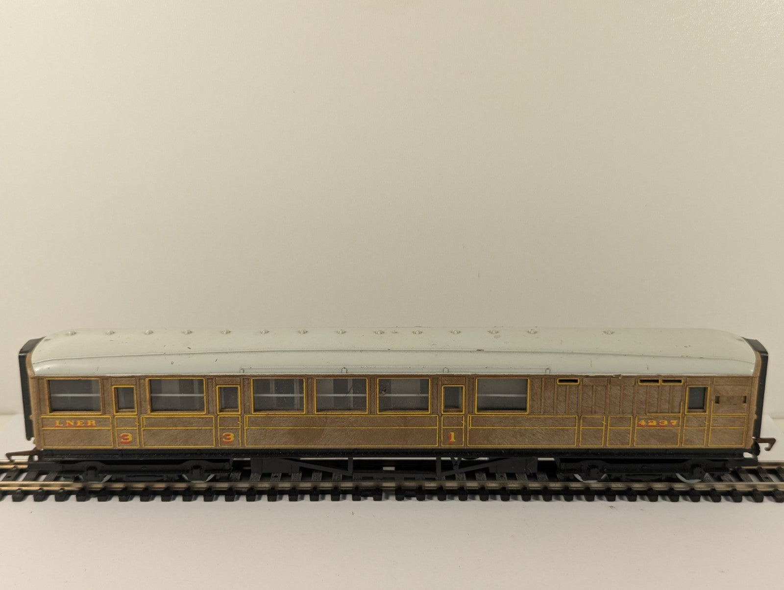 Hornby OO Gauge LNER Teak Brake Composite Coach