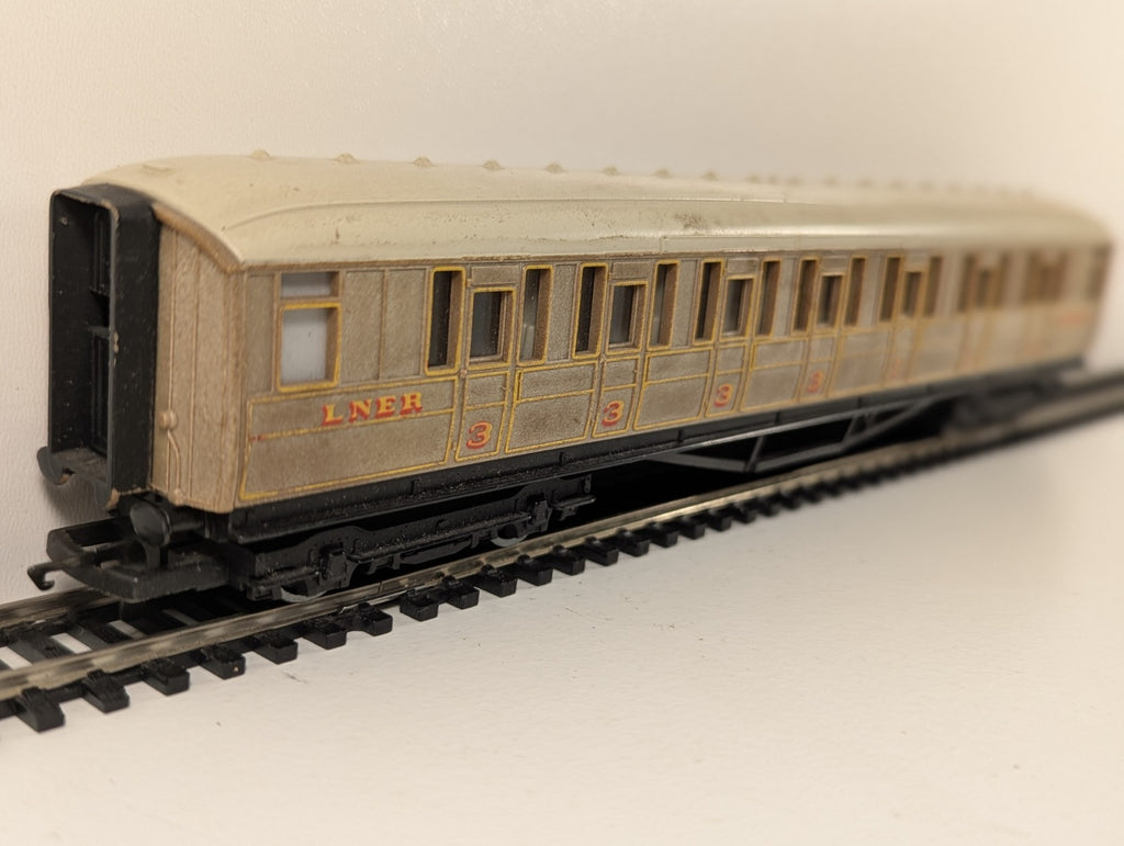 Hornby R435 LNER Gresley Composite Coach 22357 – OO Gauge