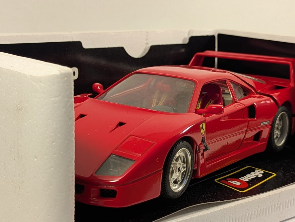 Bburago 1:18 Ferrari F40 (1987) Model Car Red 3032