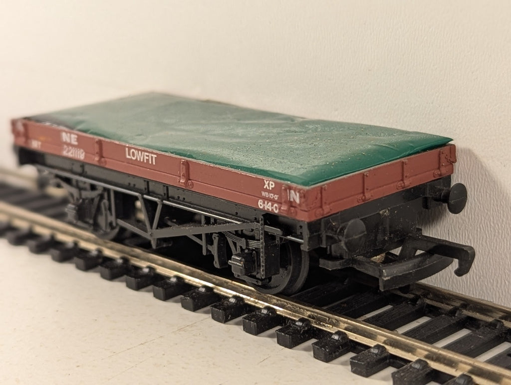 Mainline OO Gauge 12 Ton Lowfit Wagon with Tarpaulin Load Goods Wagon