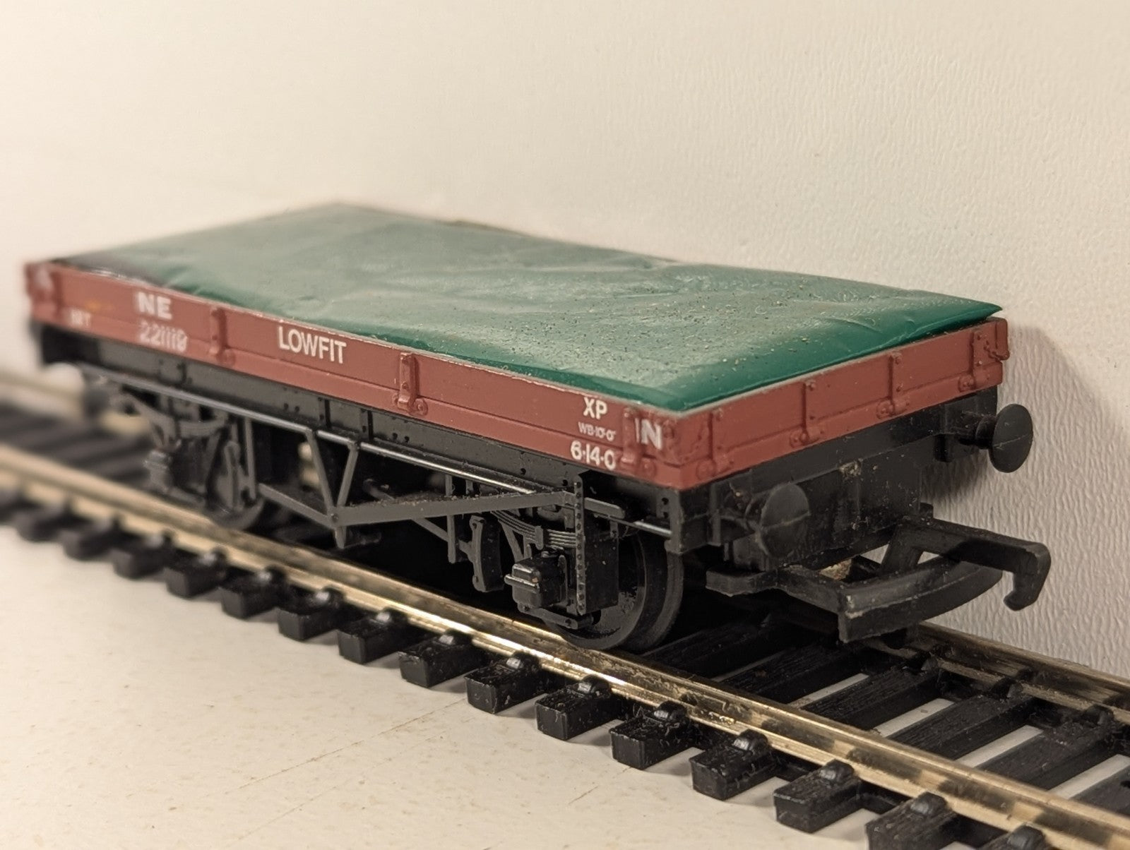 Mainline OO Gauge 12 Ton Lowfit Wagon with Tarpaulin Load Goods Wagon