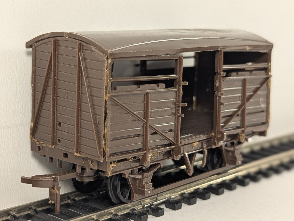 Airfix OO Gauge Cattle Wagon Goods Wagon Brown