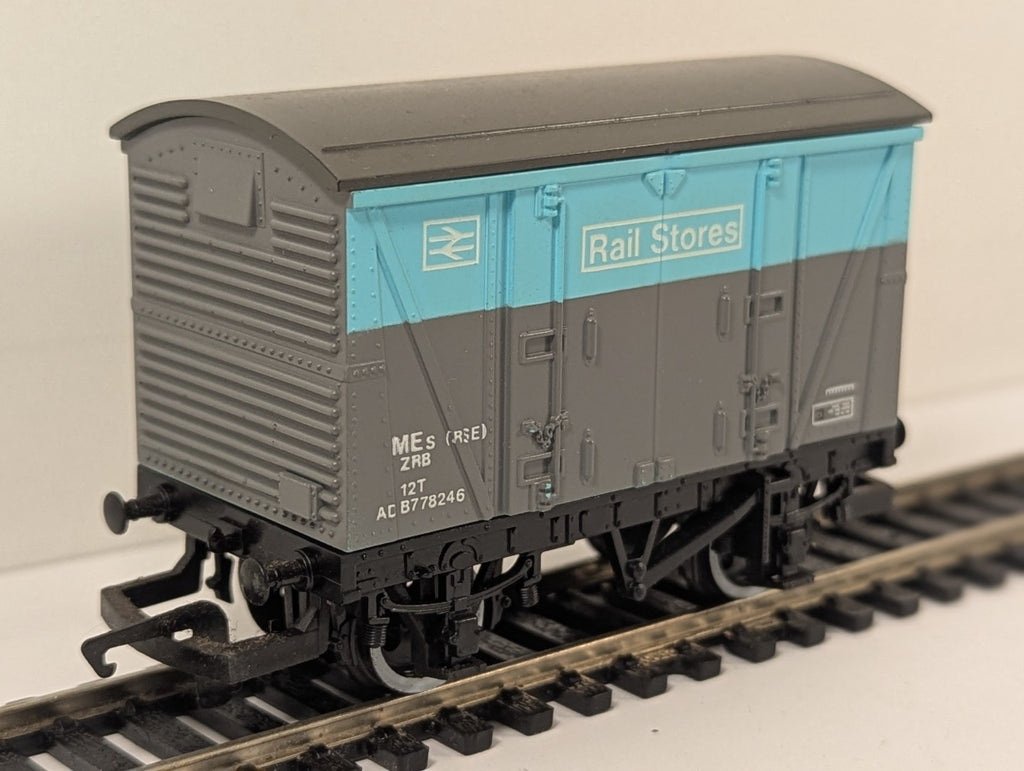 Hornby R.115 OO Gauge BR Rail Stores Van VEA ADB778246