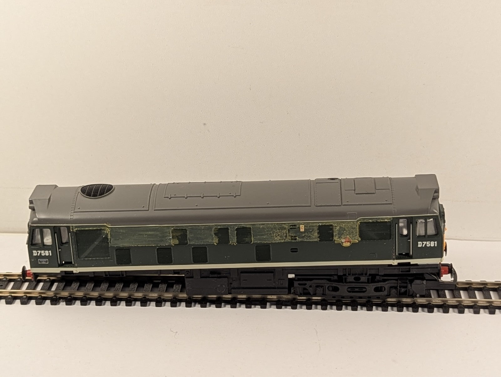 Hornby R2121A BR Class 25 Diesel Locomotive Green OO Gauge - Spares/Repairs