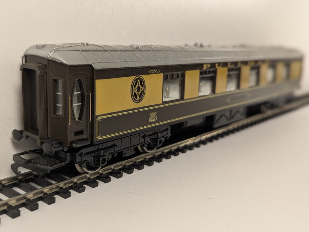 Hornby OO Gauge Pullman Car Lucille Passenger Coach Pullman Umber and Cream