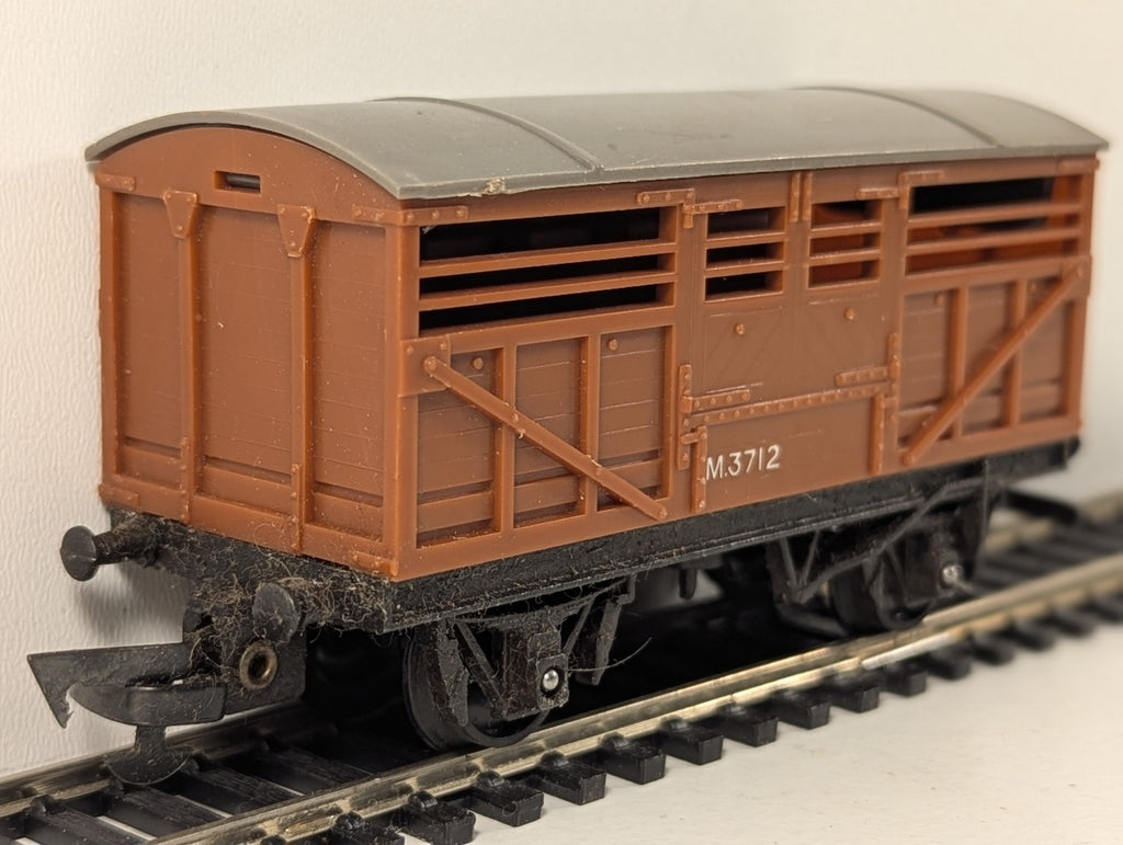 Tri-ang R122 Brown Cattle Wagon