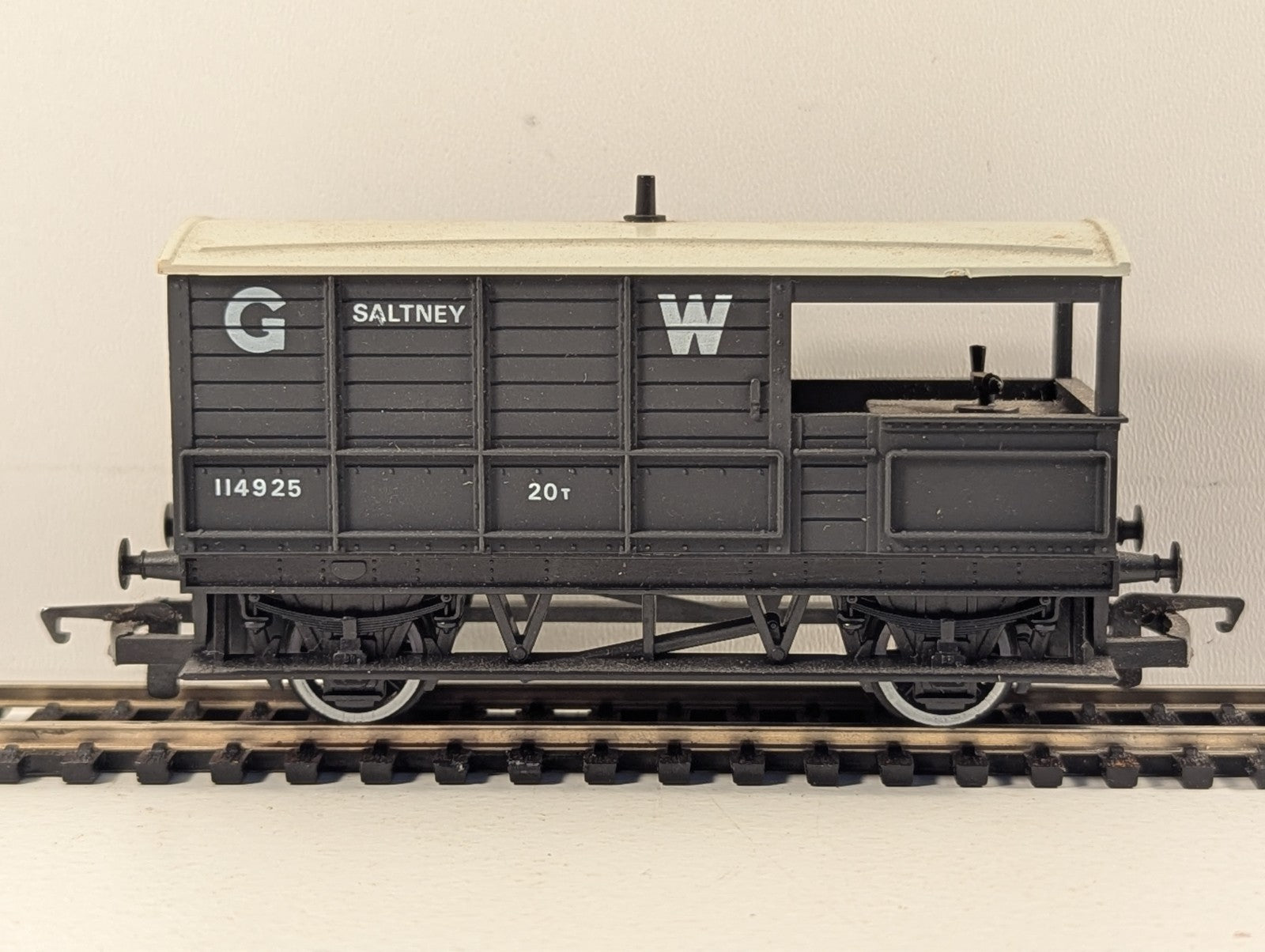 Hornby Railways R.714 OO Gauge GWR 20 Ton Goods Brake Van - Boxed