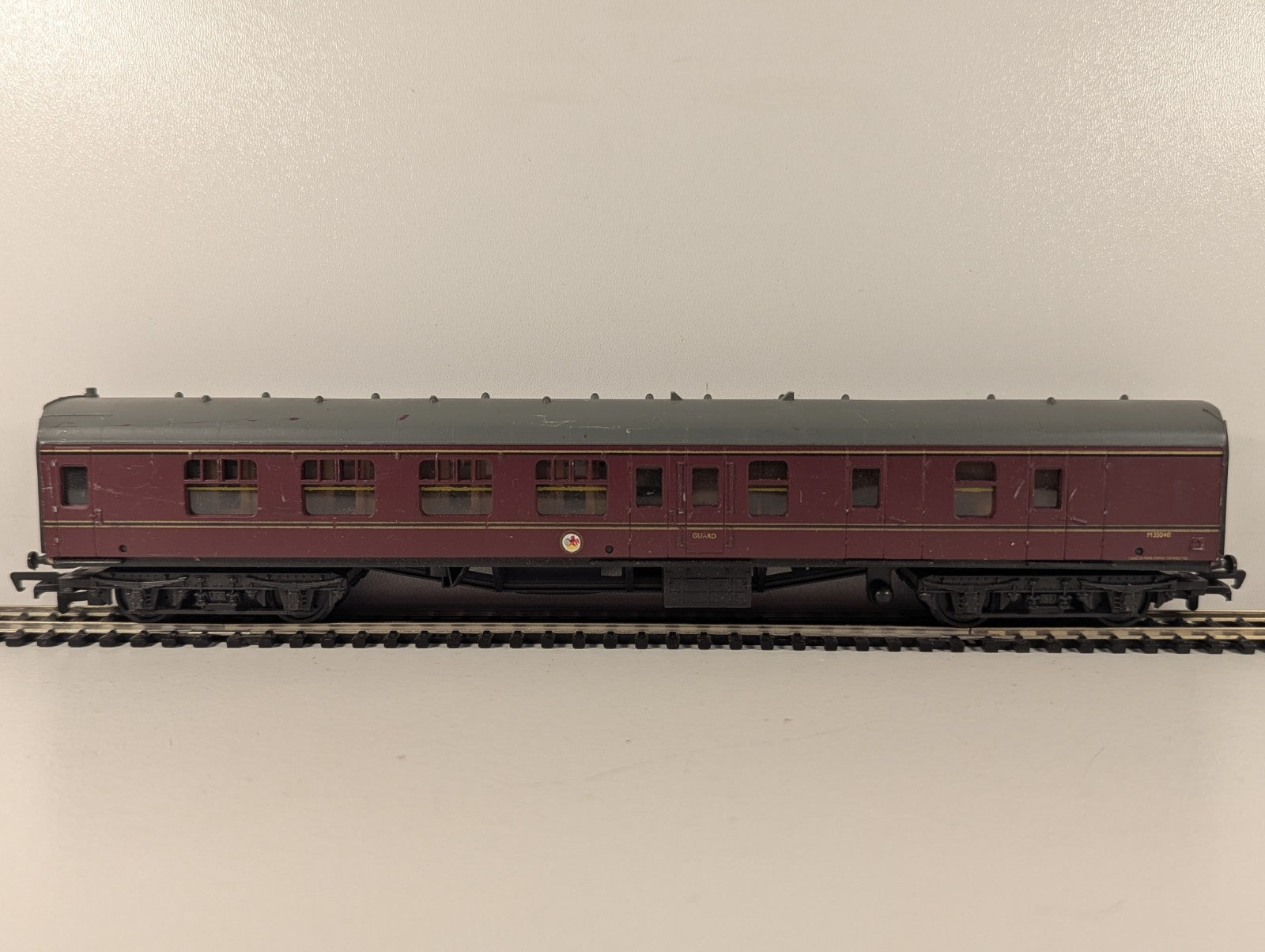 Mainline OO Gauge BR Mk1 Full Brake Coach Maroon