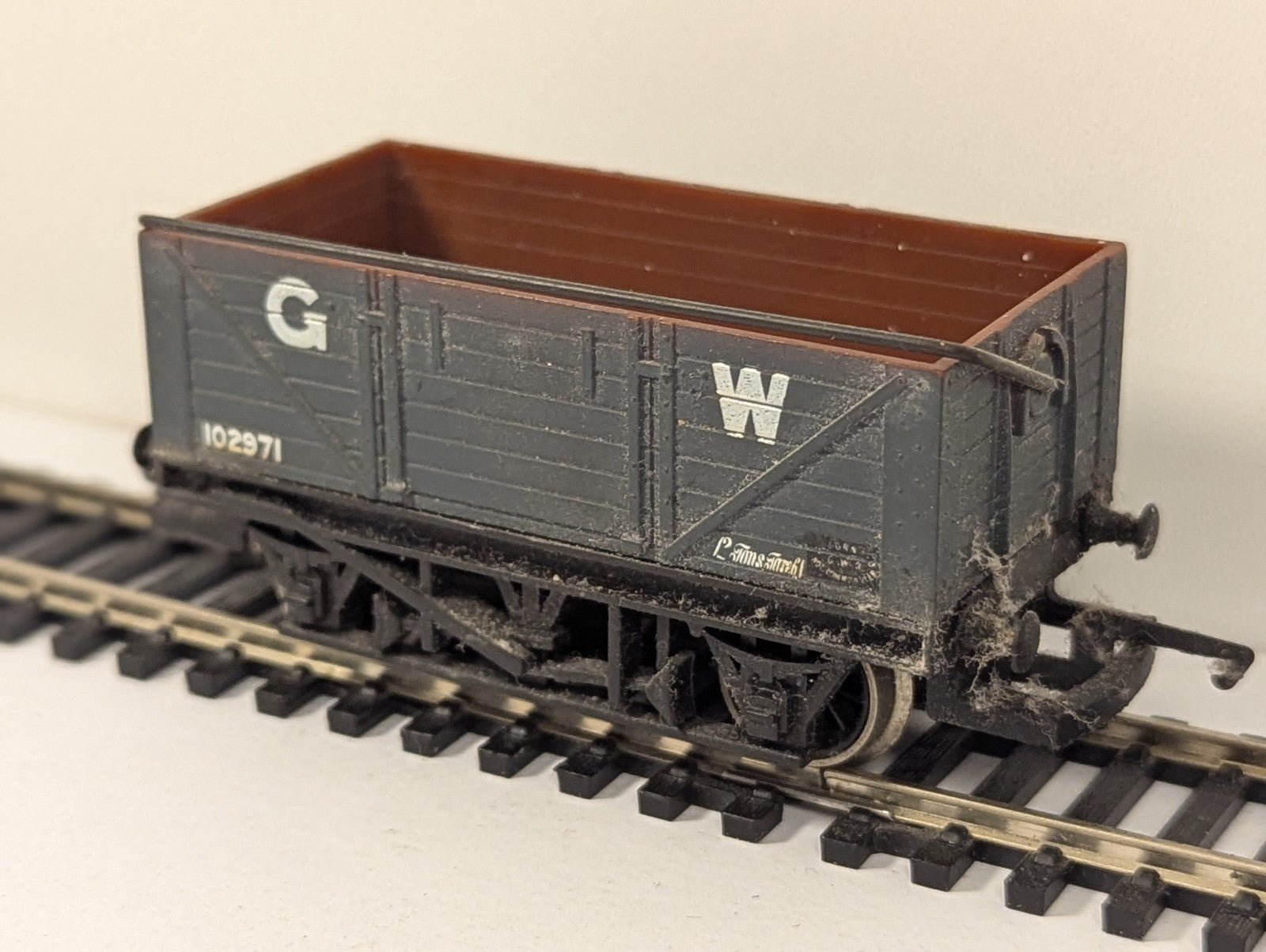 Hornby R240 OO Gauge GWR Wagon With Sheet Rail 102971