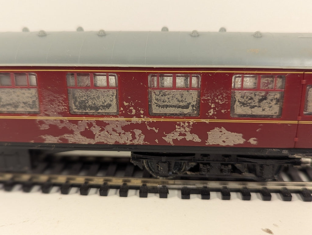 Hachette OO Gauge BR Mk1 Composite Corridor Coach Maroon (Needs a Clean)