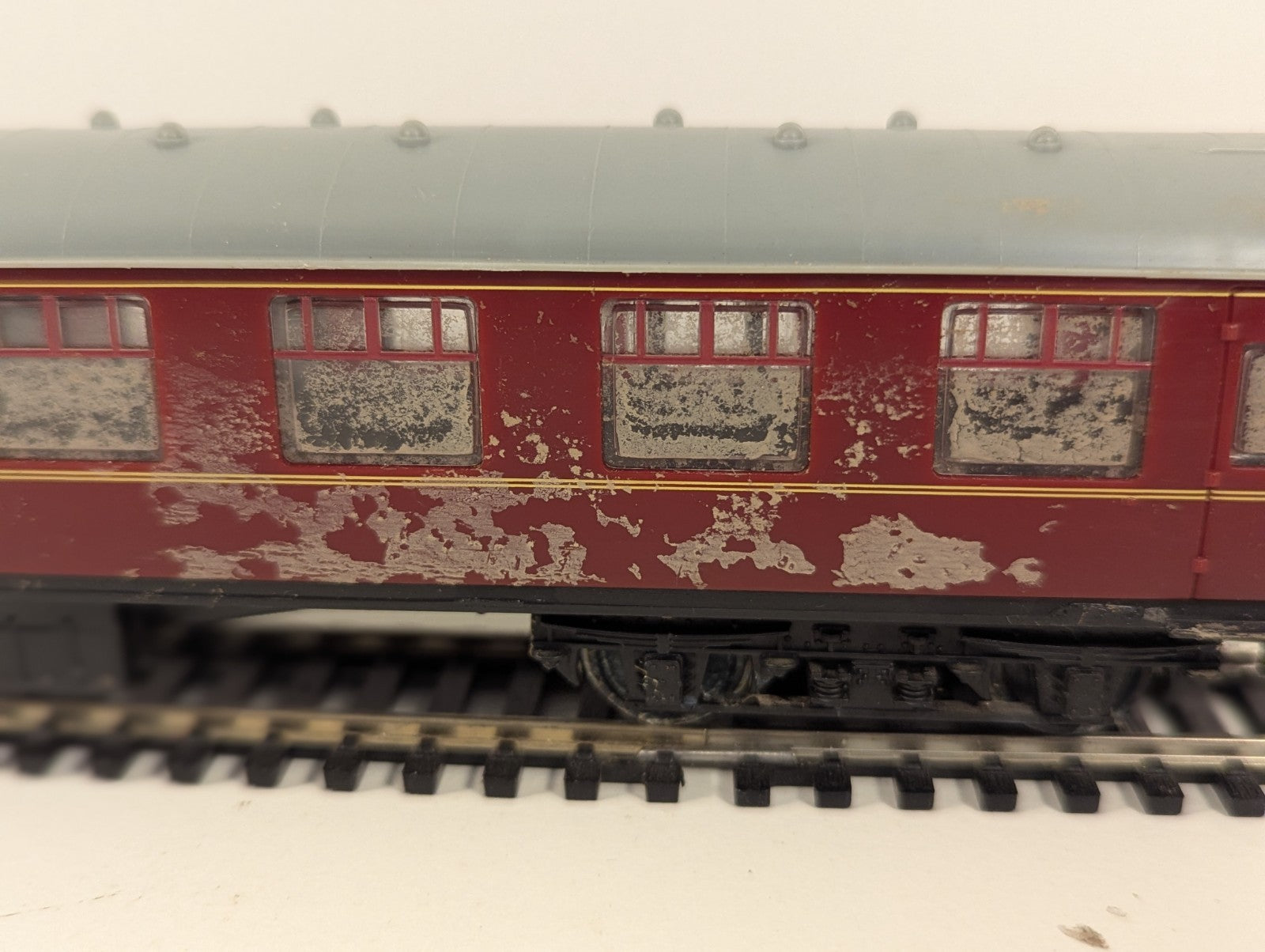 Hachette OO Gauge BR Mk1 Composite Corridor Coach Maroon (Needs a Clean)