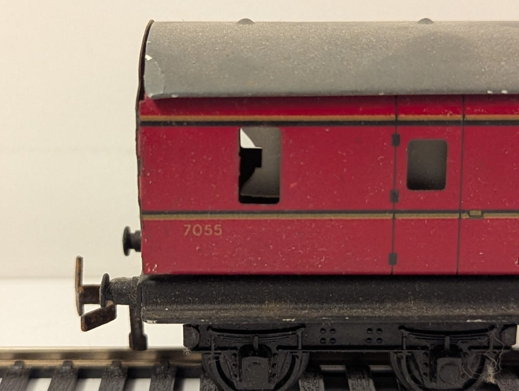 Trix Twin Railway BR Full Brake Coach Maroon - Walls Separating Chipped paint