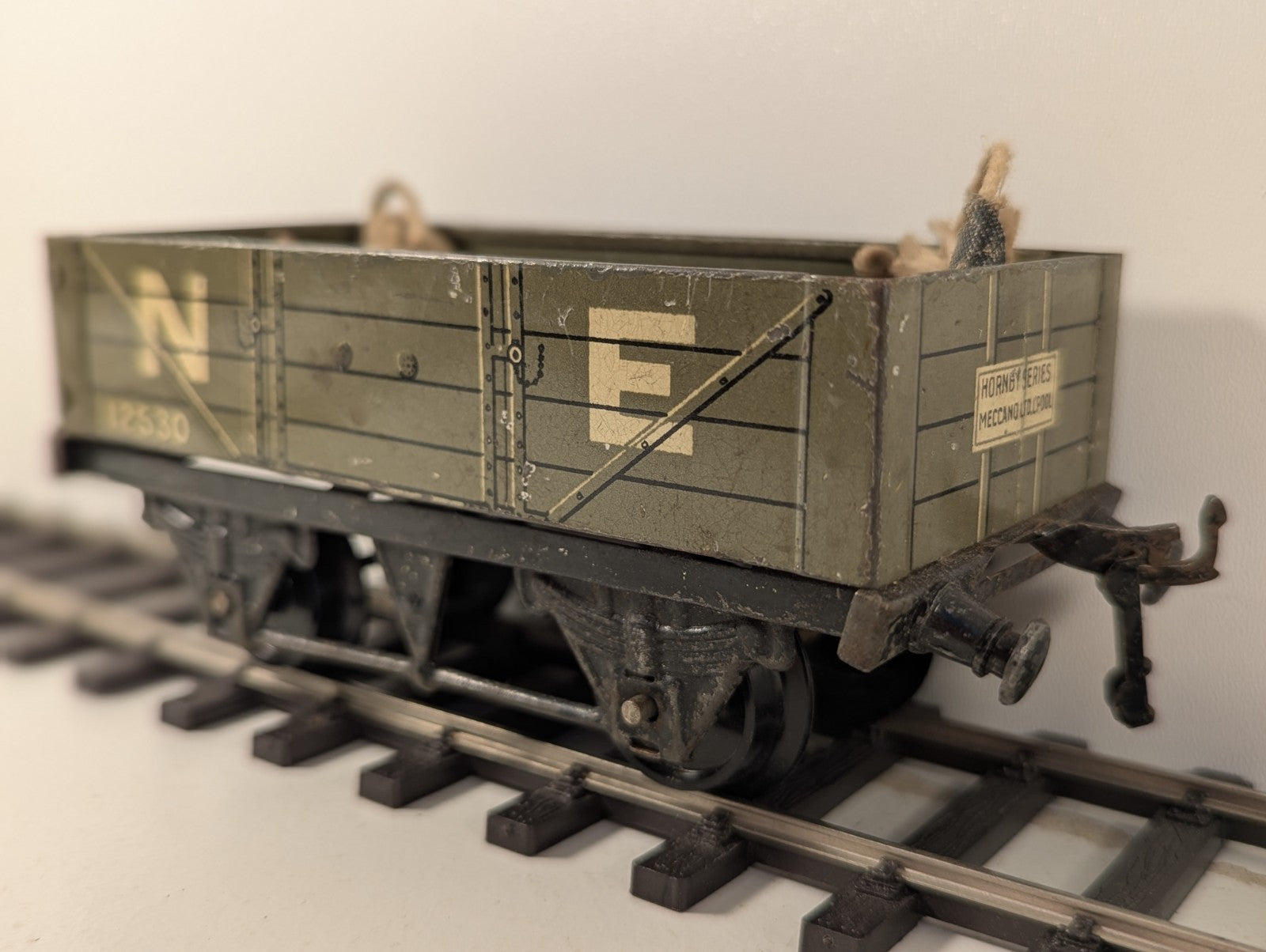 Hornby O Gauge North Eastern Railway Open Wagon with Tarp
