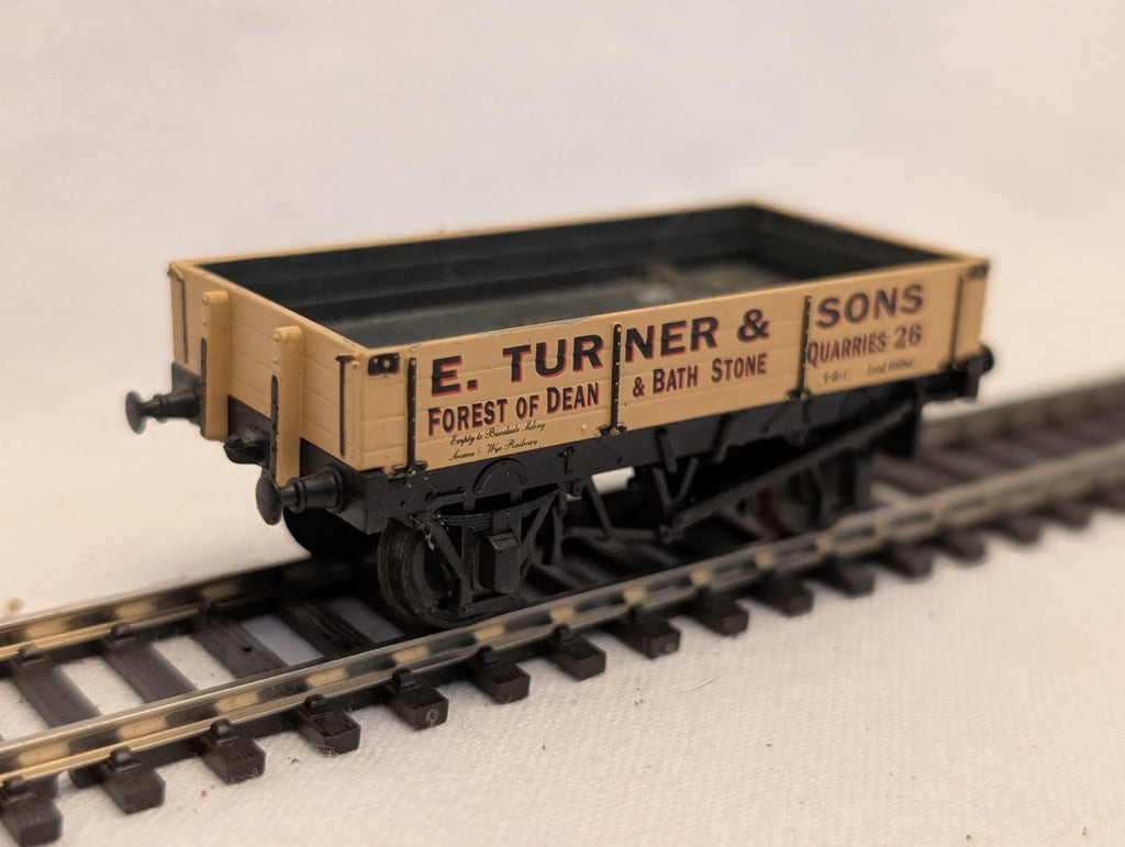 Dapol OO Gauge 4 Plank Wagon E. Turner & Sons Goods Wagon 26