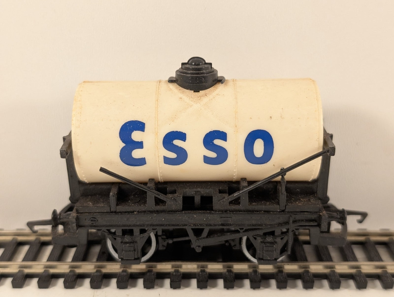 Hornby R96 OO Gauge Esso Tank Wagon – Damaged