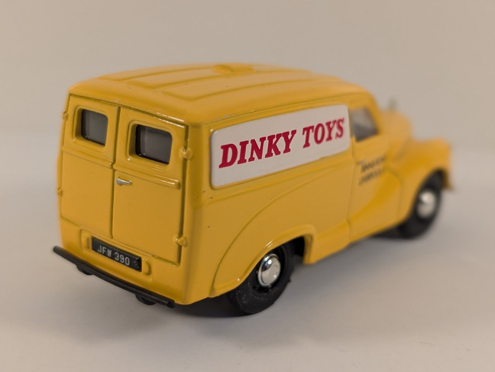 Matchbox Dinky Collection 1953 Austin A40 Van