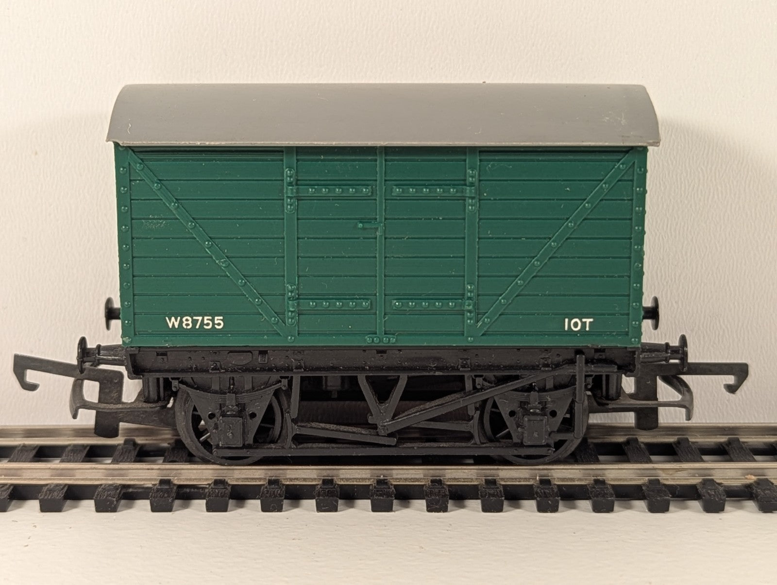 Tri-ang Hornby R11 / R14 BR 10T Closed Goods Van – W8755