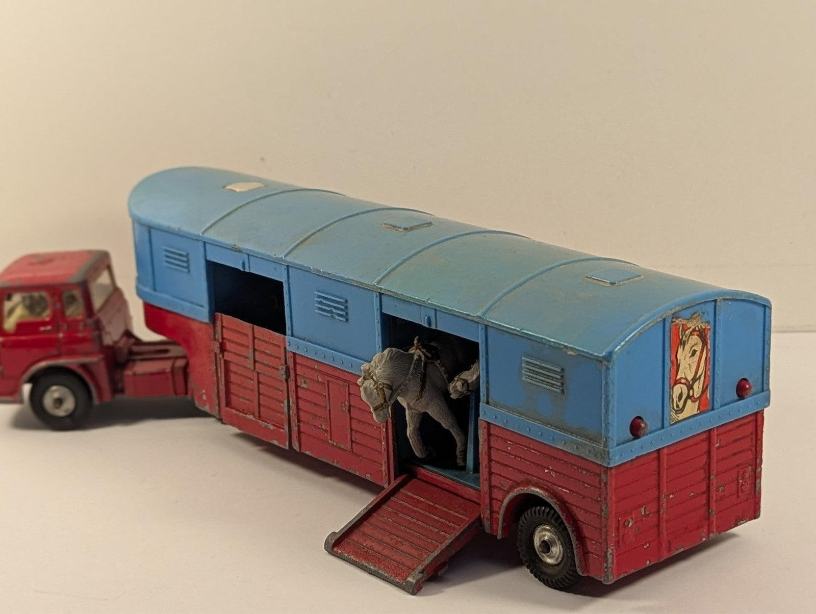 Corgi Major Toys 1130 Chipperfields Circus Tractor & Articulated Horse box