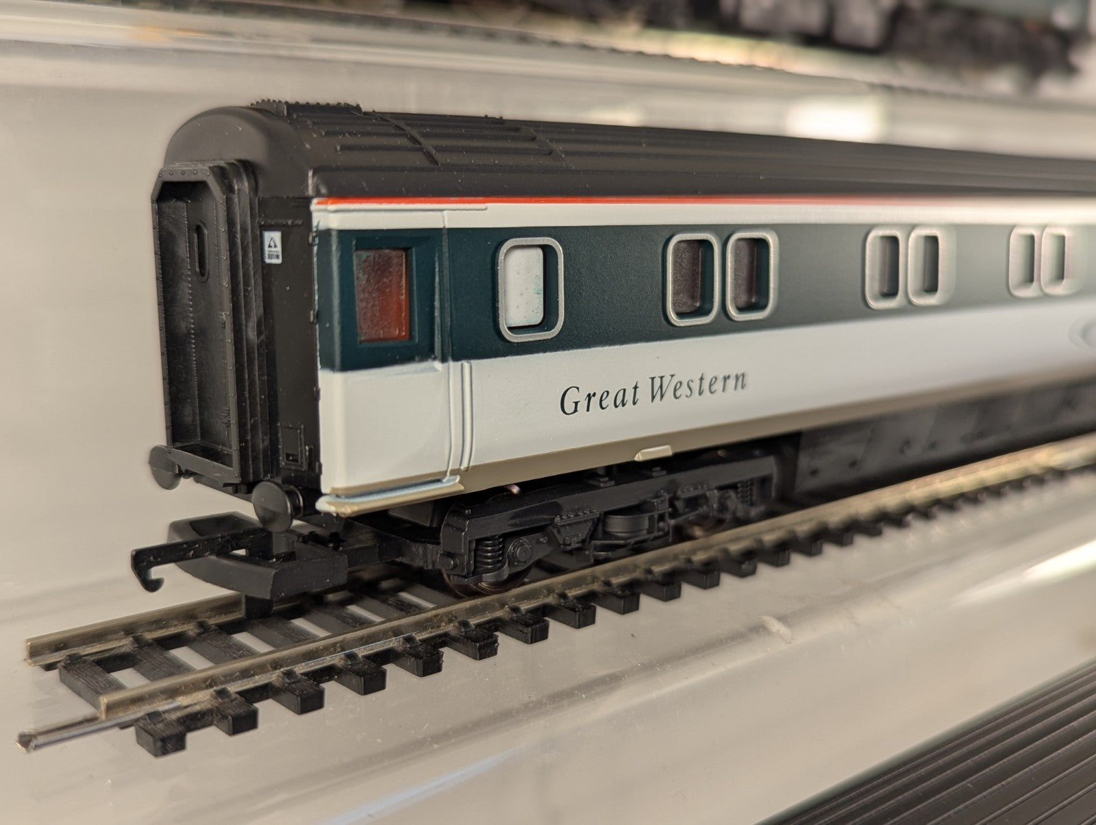 Lima L149970 OO Gauge GWR Class 47 & Two Mk3 Sleeper Coaches Set - boxed