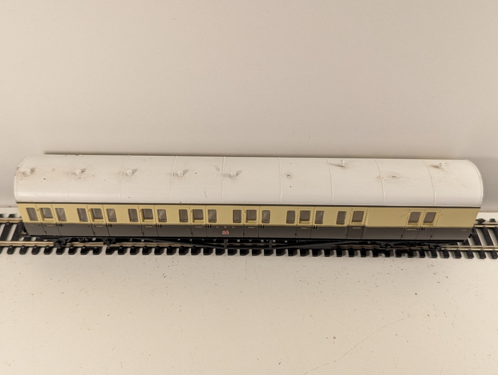 Hornby R4030D OO Gauge GWR Suburban B Composite Brake Coach