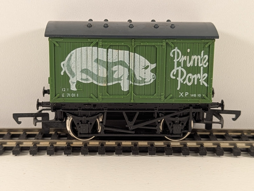 Hornby R162 Closed Van ‘Prime Pork’