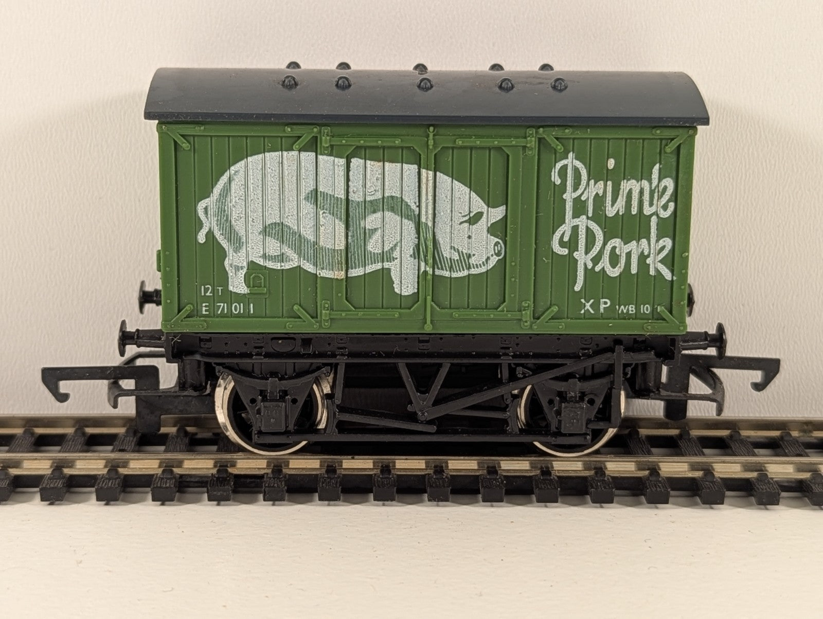 Hornby R162 Closed Van ‘Prime Pork’