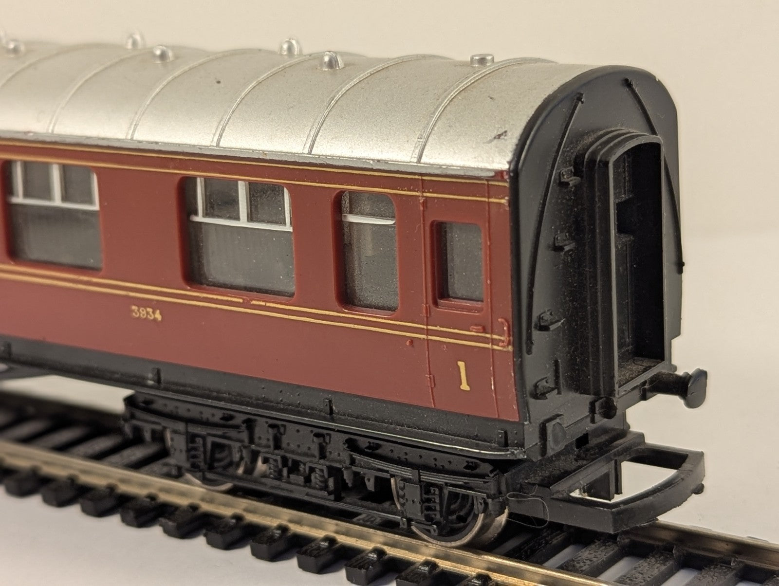 Hornby OO Gauge LMS Maroon Stanier Composite Coach