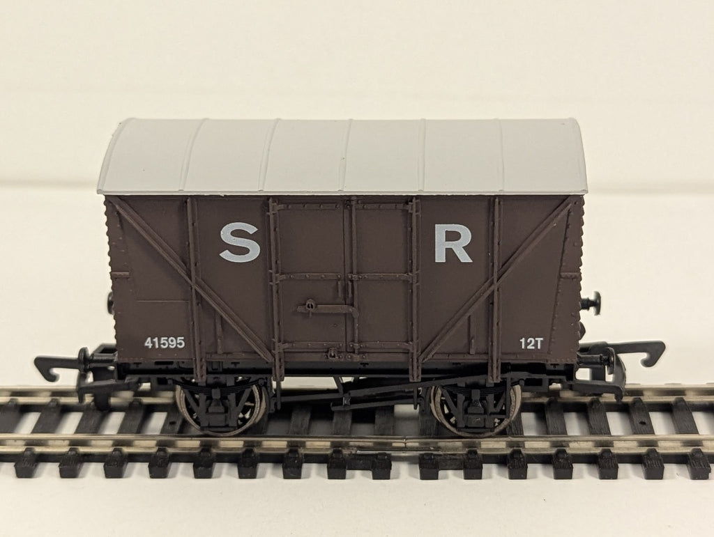 Dapol OO Gauge SR Vent Van Goods Wagon 41595 SR Brown B326